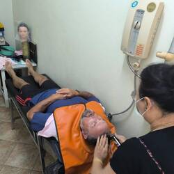 Hier muss man sich hinlegen zum Haare waschen 😂