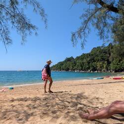 Ich gehe dann mal da hinten an den Felsen ein wenig schnorcheln🤿