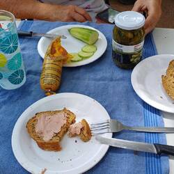 unser Mitagessen, gutes Brot mit Leberwurst - mmmmhhh