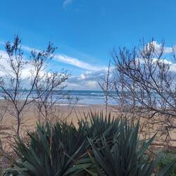 Jedes kurze Sonnenfenster nutzen: Mittagspause am Strand von Tre Fontane