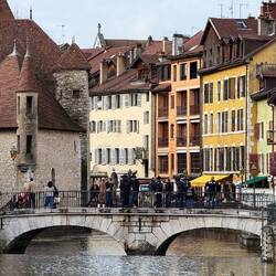 ... ihre Altstadt Vieille Ville mit den Kopfsteinpflasterstraßen ...