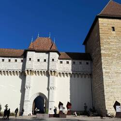 Über der Stadt thront das mittelalterliche Château d’Annecy