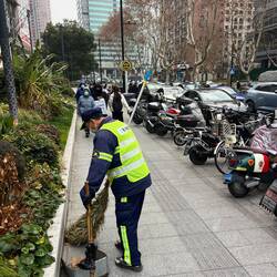 Es gibt sehr sehr viele von den Straßenkehrern mit dem Reisigbesen