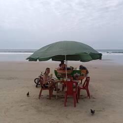 Petit repas pieds dans l'eau