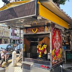 Kleiner Hindu Tempel Sri Varasithi Vinayagar gleich nebenan.