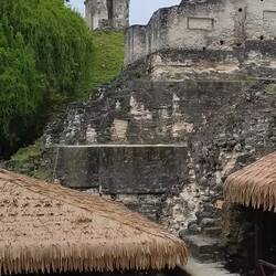 ... zusammen formiert sich alles um einen zentralen Platz, gerade mit feierlicher Zeremonie.