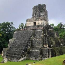 Die gegenüberliegende sehr wohl, allerdings über eine angebaute Holztreppe im Hintergrund.