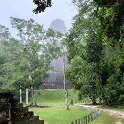 Eine erste Pyramide im Morgendunst ...