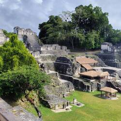 ... ein guter Blick auf die mehrfach gestufte Anlage zwischen den Pyramiden, ...