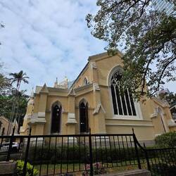 Wie oft, alte u neue Gebäude nebeneinander.