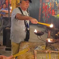 Tony beginnt mit der Zeremonie um seine Wünsche zu äußern.