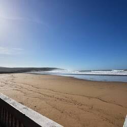 Mit einem riesigen Strand davor