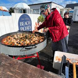 Paella nach neuseeländischer Art (mit grünen Muscheln) in Waihi Beach