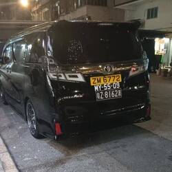 Auto mit drei Kennzeichen