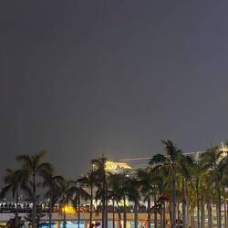 Der Uhrenturm mit der AIDA im Hintergrund