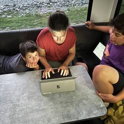 Alle freuen sich über Nicis Spam-Mails: wir haben 35 500 000 CHF geerbt und 7 500 000 US-Dollar!