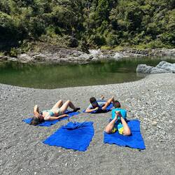 Nach dem erfrischenden Bad im Wasser an der Sonne wieder aufwärmen