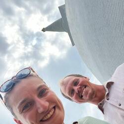 Wir beide vor einem Stupa