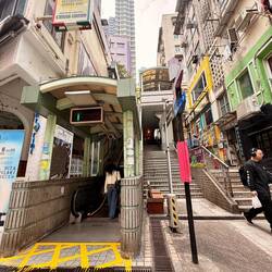 Der Eingang zur Rolltreppe 800 Meter lang