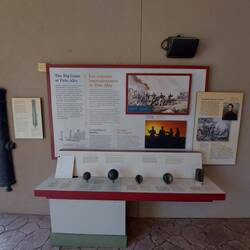 Links mexikanische Vollkugeln, rechts US Granaten.