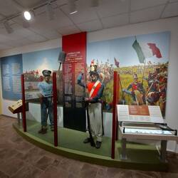 Links US Artillerie, rechts mexikanische Infanterie.