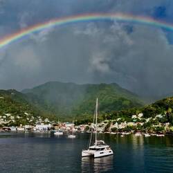 Gigantischer Regenbogen in St. Lucia bei den Pitons