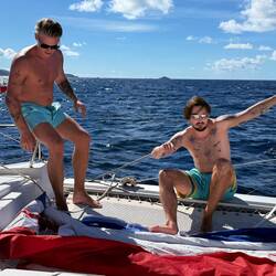 Tim & Denys sind schon ganz geübt im Umgang mit Segeln... ⛵️⚓️