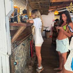 Wenn die "Kleinen" an einer viel zu hohen Bar wie die "Grossen" bezahlen...! - Danke Julia 😇🙏😅