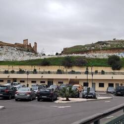 Parkplatz an der alten Stadtmauer und dem Friedhof von Fès