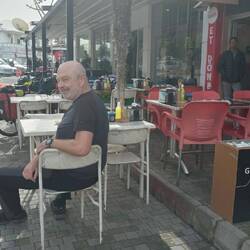 Wo ist das nächste Hotel? Wir haben kaum geschlafen.