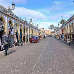 Einkauf unter Arkaden in Tiznit