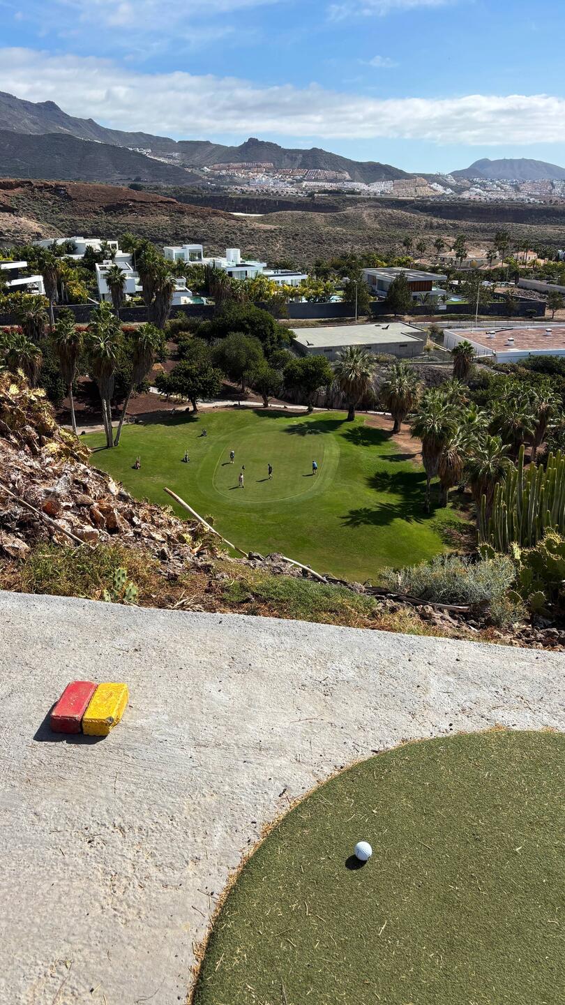 DAS ist der Abschlag auf das unten zu sehnende Grün!!