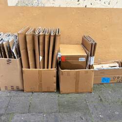 So werden die Kartons zum Abholen vorbereitet. Vor JEDEM Geschäft! Nicht verknuddelt, wie bei uns