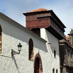 Von dort oben schauen die Nonnen gut versteckt vor der Öffentlichkeit hinunter auf die Plaza