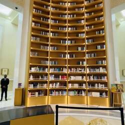 Una biblioteca que honra la sabiduría árabe clásica.