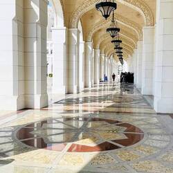 Un símbolo vivo de la elegancia árabe moderna en Abu Dabi.