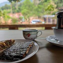 Nori-Snack und frisch gebrühter Tee mit Kokosmilch ☕️🥥