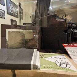 Anfangs wurden noch Glasplatten belichtet.