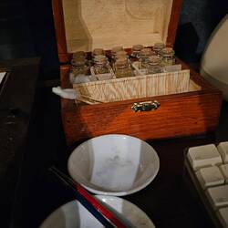 ... mit Pinsel nachgezeichnet.