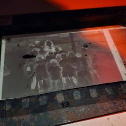 Ab damit ins Schwarzlichtlabor.