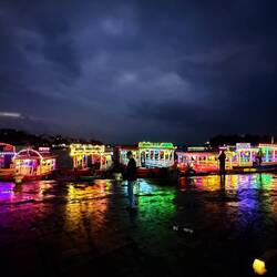 Les (trop !) nombreux bateaux "à touristes" illuminés, c'est joli, mais il y'a foule 😓...