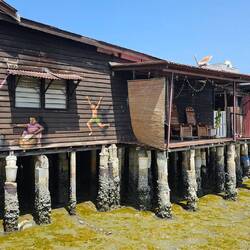 Chinesische Stelzenhäuser am Wasser.