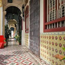 Und auch die Verbindungsgassen der Häuser sehen echt stielvoll aus.