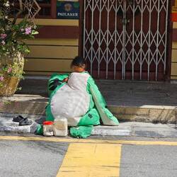 Kinder im Drachenkostüm betteln um Geld.