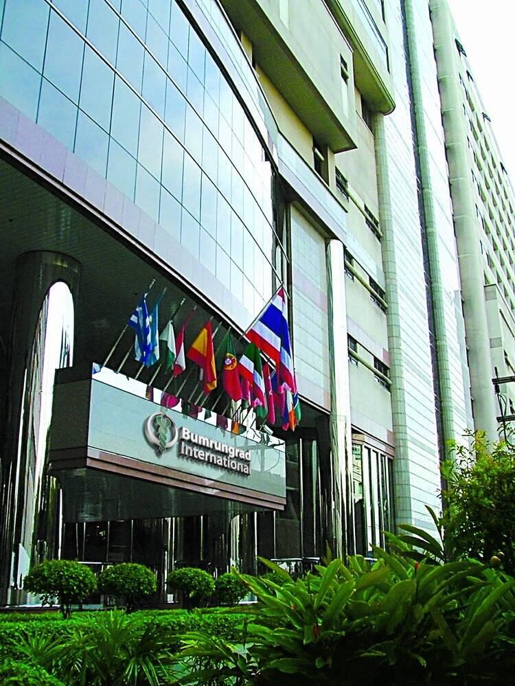 Haupteingang des Bumrungrad-Hospitals (Quelle: Wikipedia)
