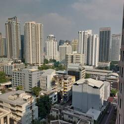 Blick aus dem 7. Stockwerk auf die umgebende Hochhaussilhouette