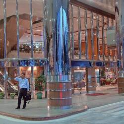 Vor dem Eingang (Quelle: Wikipedia)