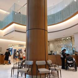 Im Bereich des Emmpfangs wähnt man sich eher in einem Hotel