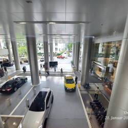 Blick auf die Durchfahrt unter dem Hauptgebäude zum Eingangsbereich im Innenhof