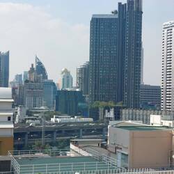 Blick gen Nordwest, mittendrin der mehrstöckige Mautschnellweg